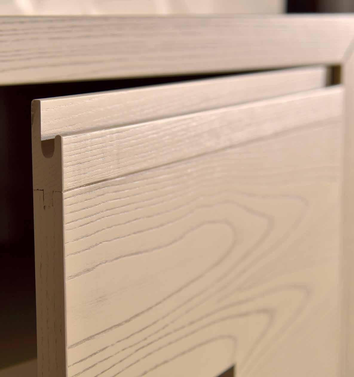 Credenza alta in frassino onice patinato 3 porte e vano a giorno con zoccolo l.186 p.45 h.133