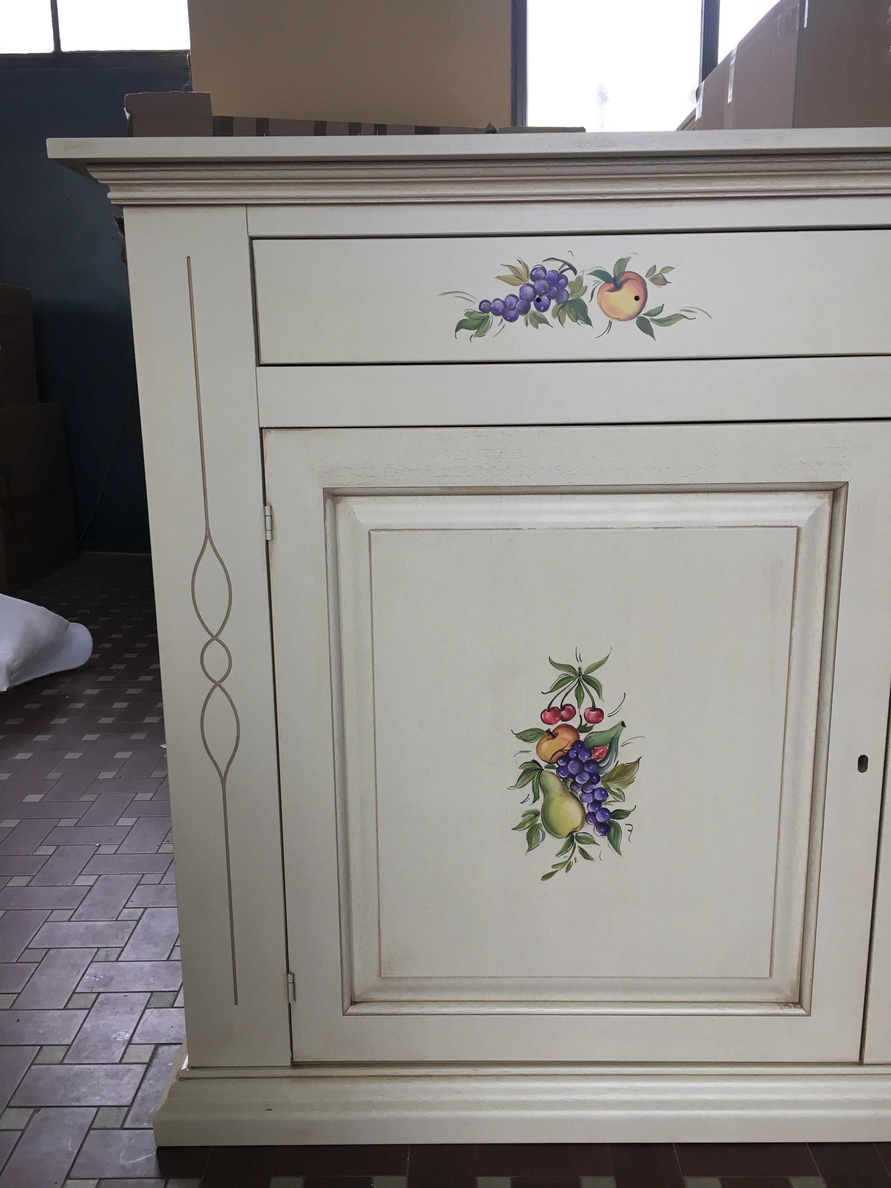 Credenzone in legno bianco invecchiato con decori misura l.177 p.48 h.110