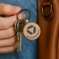 Portachiavi rotondo personalizzato in legno con logo geometrico blu scuro