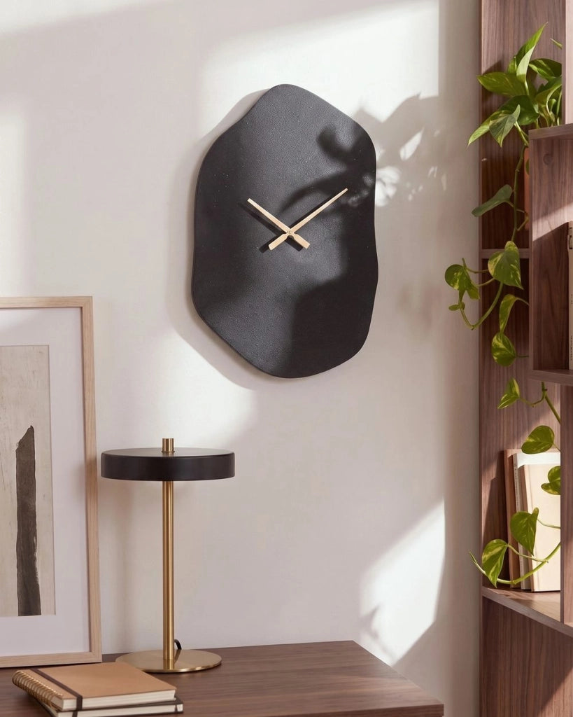 Orologio da parete in alluminio nero 64x44 cm Forma irregolare Lancette dorate Decorazioni