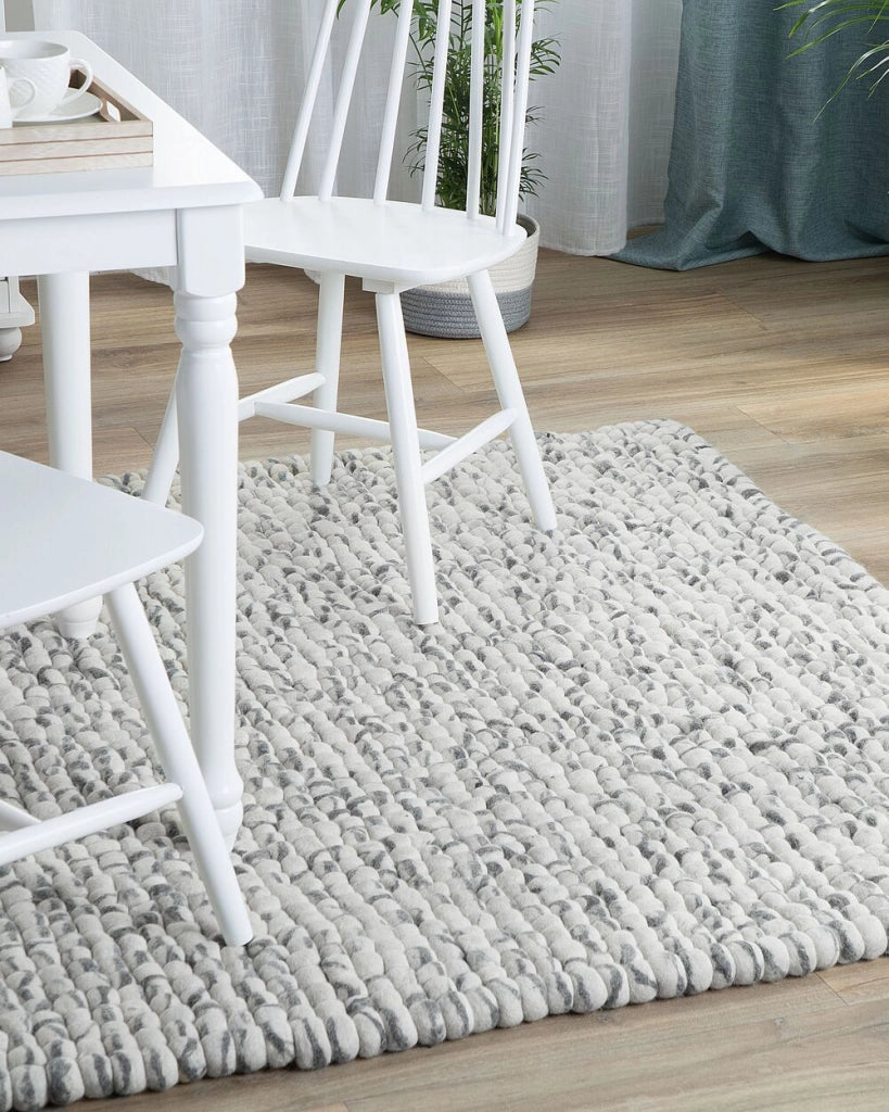 Tappeto tappetino grigio chiaro 160 x 230 cm in feltro di lana con palline intrecciate a mano