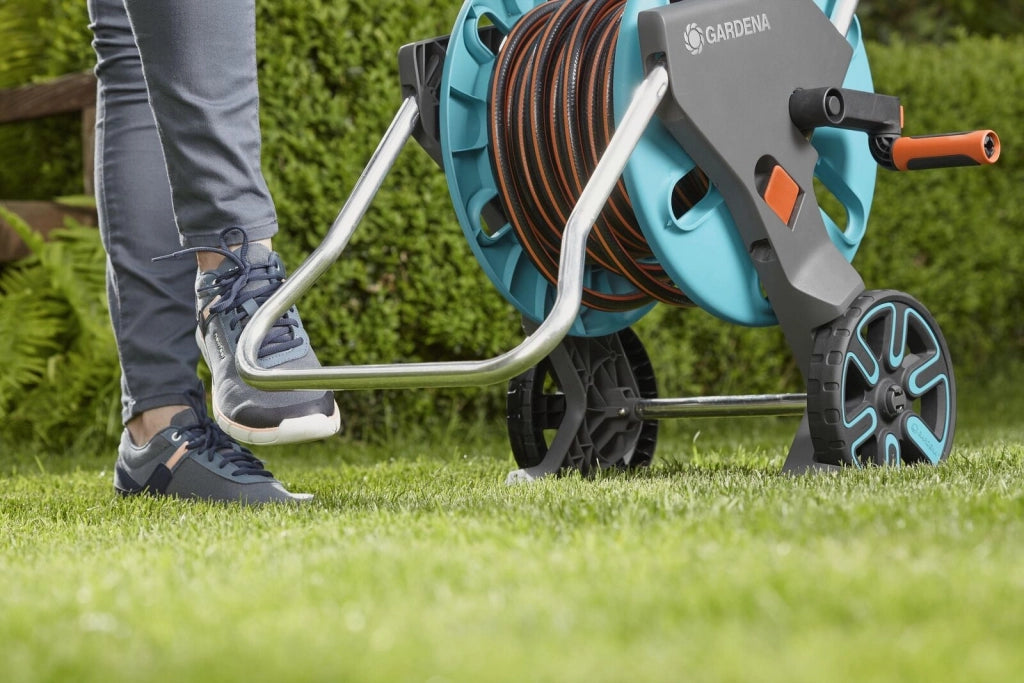 Gardena 18517-20 CleverRoll M Easy Carrello avvolgitubo manuale con tubo 20 m 13 mm (1-2 pollice) e accessori inclusi colore Nero Blu Acciaio inox