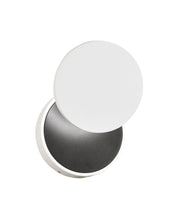 Ara Lampada da Parete LED Integrato 8W 3000K 715lm in Metallo e Metacrilato Bianco con Regolazione Luce a Pulsante - Design Moderno e Minimal