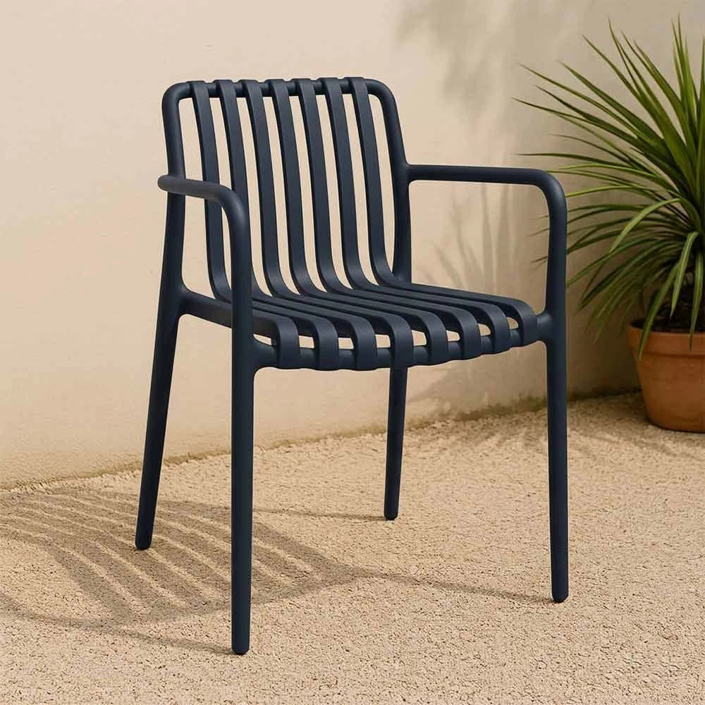 Sedia Iside da esterno in plastica nera comfort premium con braccioli