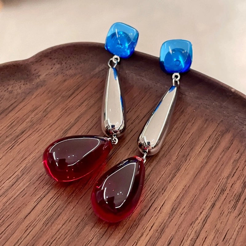 Orecchini a lobo lunghi a goccia con blocchi di colore blu e rosso, dal design elegante, unici e sofisticati, perfetti per le carnagioni chiare.