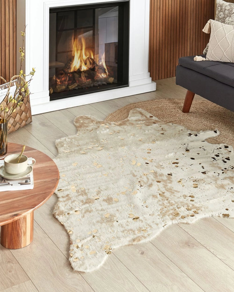 Tappeto Beige con Finta Pelle di Vacchetta dorato 130 x 170 cm con Macchie Irregolare Moderno Rustico