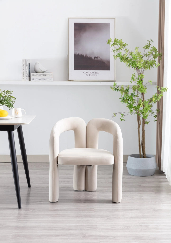 Sedia da pranzo in velluto con schienale avvolgente e seduta imbottita, struttura in legno per casa beige