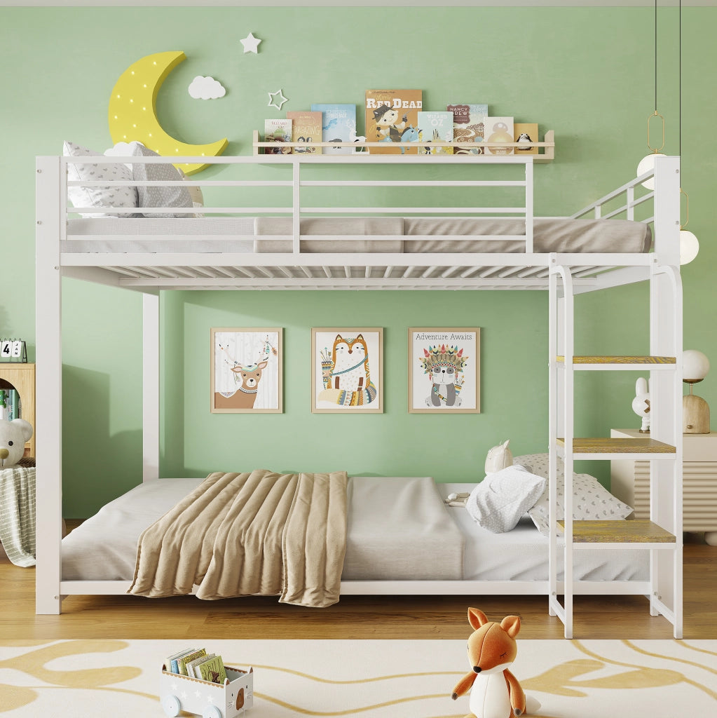 Letto a castello bianco 140x200 cm in metallo e MDF con scala in legno e struttura silenziosa