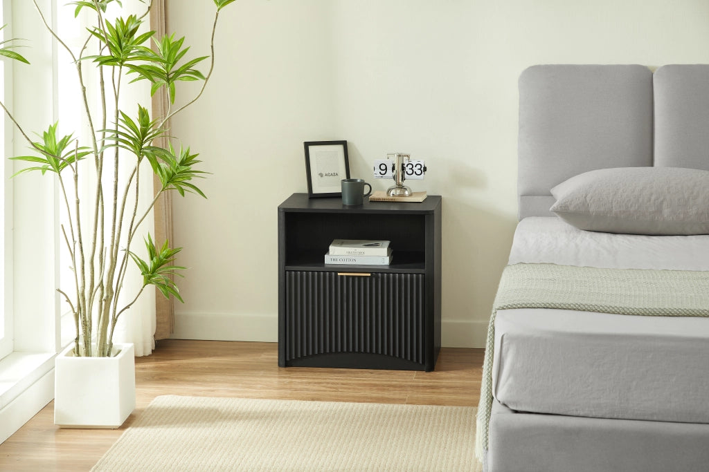 Comodino con design a scanalature, cassetto scorrevole e vano inferiore in truciolato nero 58 × 38 × 60 cm