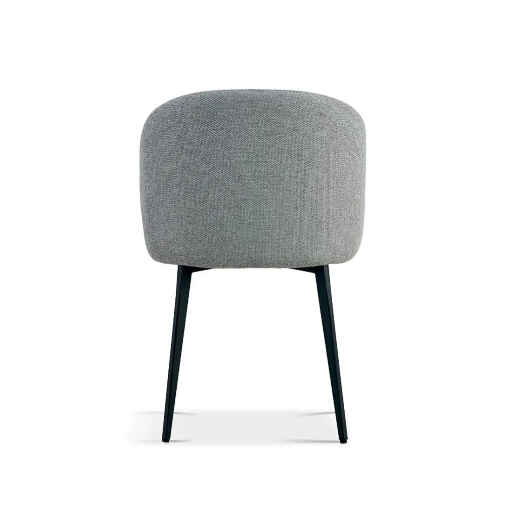 Sedia rivestita in tessuto per sala da pranzo di colore grigio chiaro. Collezione HARDIN