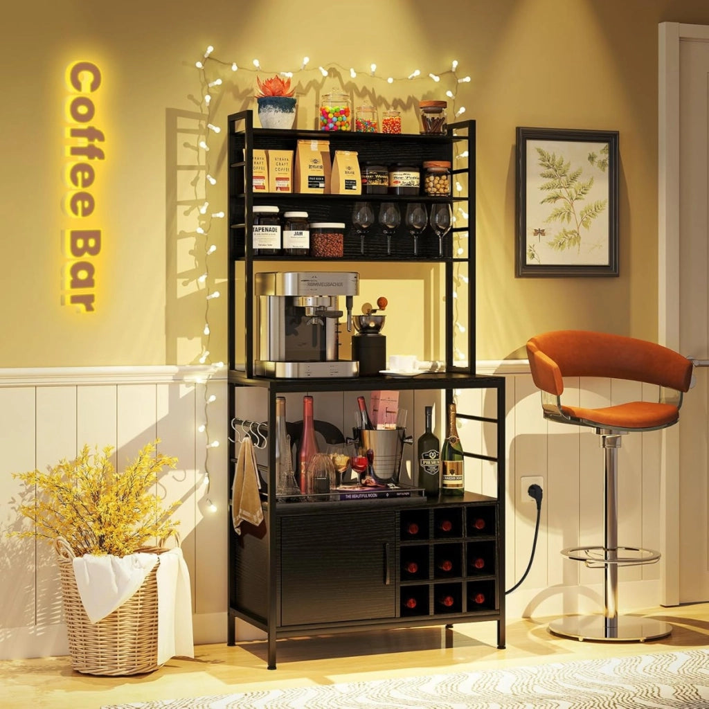 Scaffale da cucina da 170 cm con presa elettrica, Mobile per bar del caff¨¨ con ganci a S e supporti per bottiglie di vino Nero-Portabottiglie