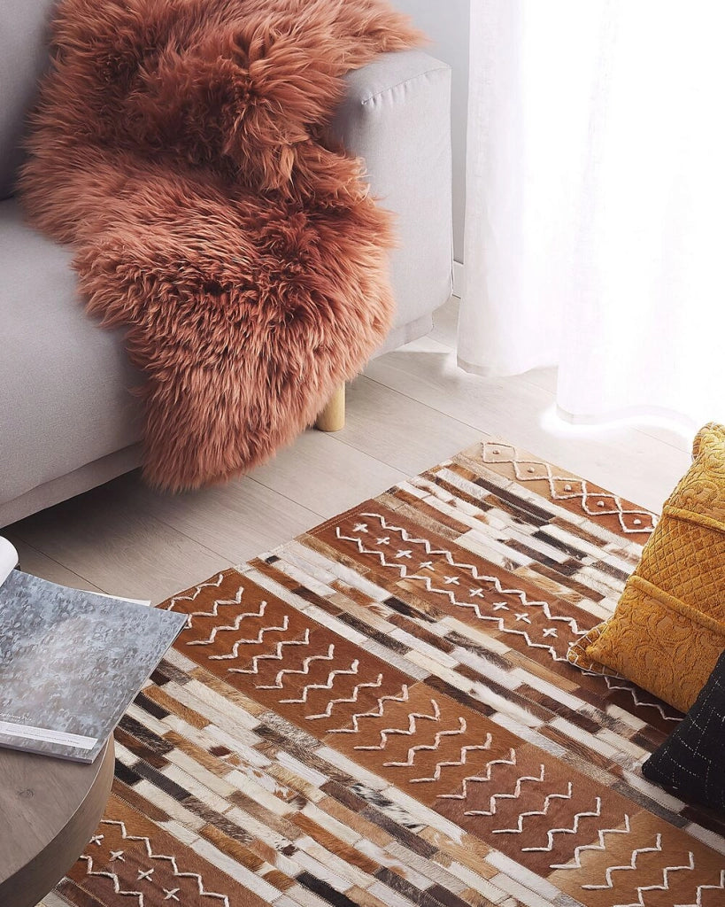 Tappeto in pelle di vacchetta capelli castani su pelle patchwork a righe motivi scandinavi 160 x 230 cm