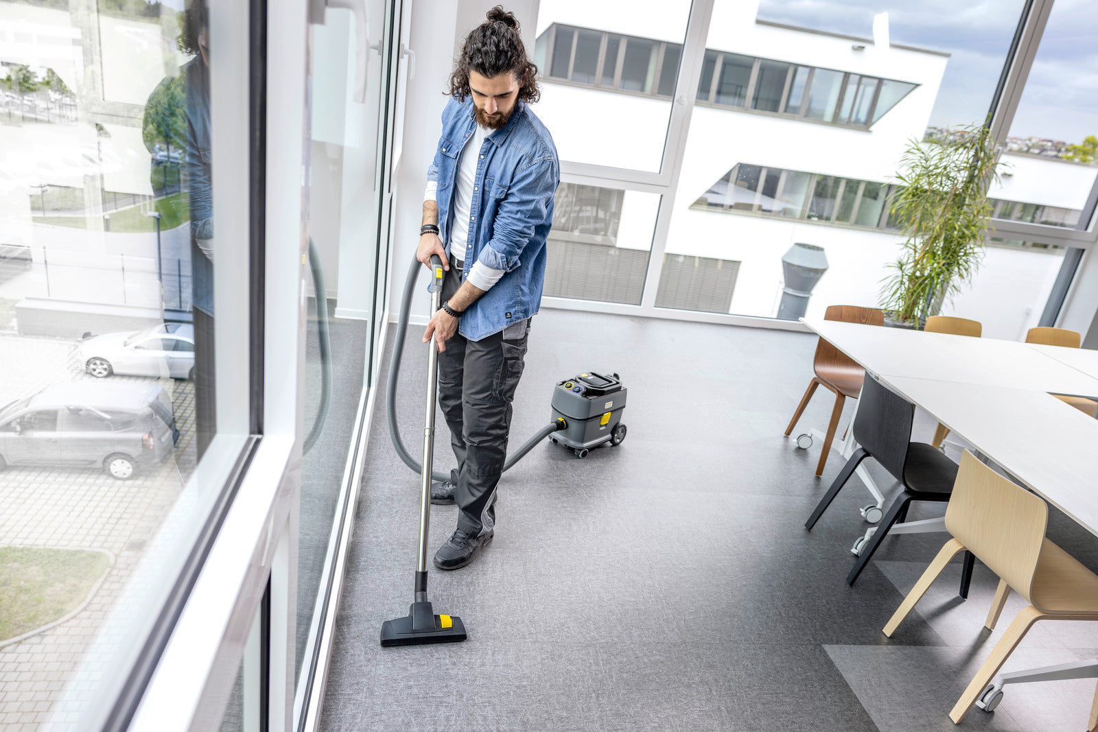 KARCHER Aspirapolvere Professionale a batteria T 10/1 Bp - Capacità del contenitore: 10 l - Materiale vano di raccolta: Plastica con materiale riciclato  - Rumorosità: 57 dB(A)