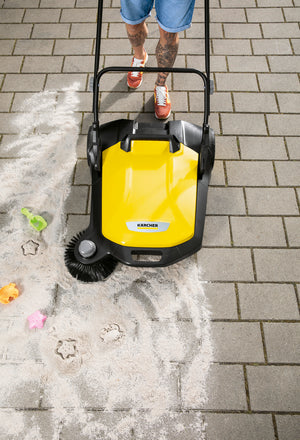 KARCHER Spazzatrice manuale S 6 - Ampiezza di lavoro con spazzola laterale: 670 mm - Max. prestazioni di area: 2500 m²/h - Contenitore per rifiuti: 38 l