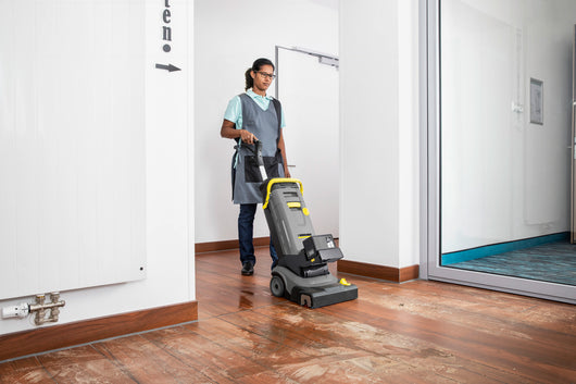KARCHER Lavapavimenti professionale BR 30/4 C BP Pack - Guida di trazione: Avanzamento tramite rotazione della spazzola  - Ampiezza lavaggio: 300 mm - Ampiezza di lavoro, aspirazione: 300 mm