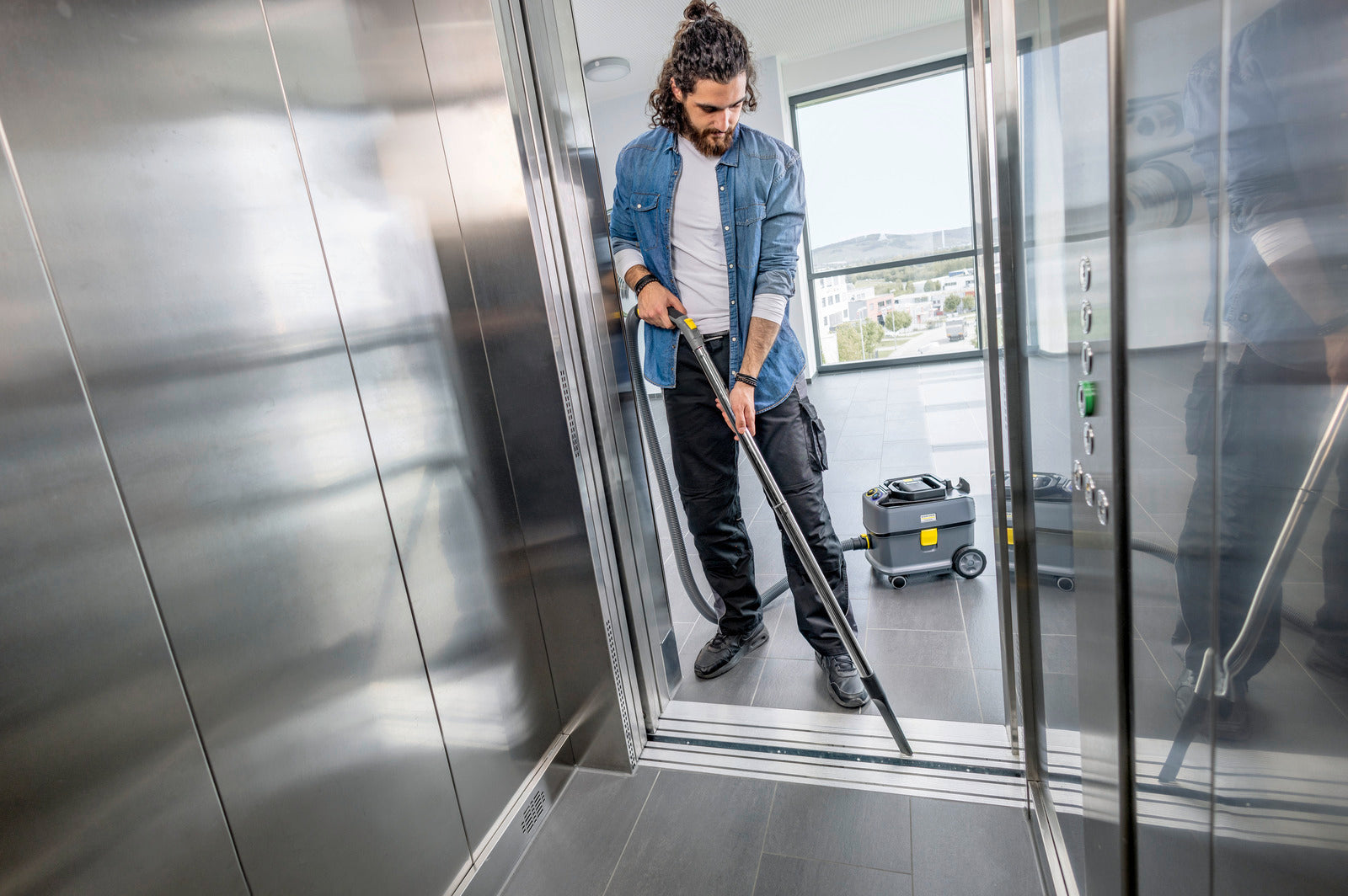 KARCHER Aspirapolvere Professionale a batteria T 10/1 Bp - Capacità del contenitore: 10 l - Materiale vano di raccolta: Plastica con materiale riciclato  - Rumorosità: 57 dB(A)