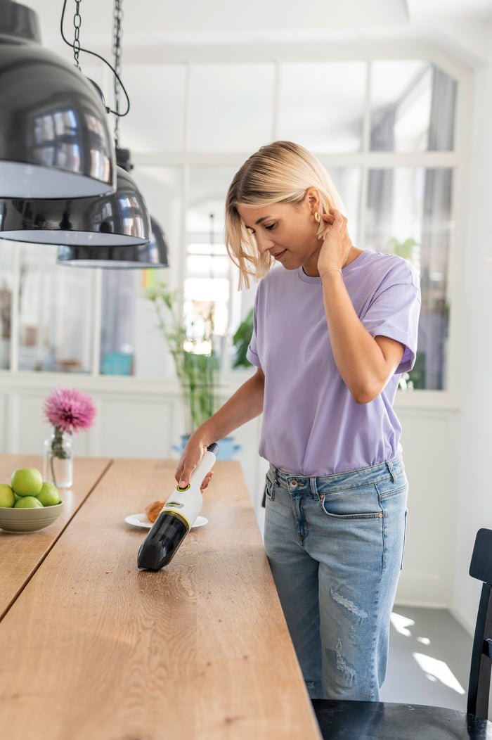 KARCHER Aspirapolvere a batteria CVH 2-4 - Vano raccolta: 0.15 l - Potenza assorbita: 54 W - Tempo di esecuzione max. modalità: 10 min