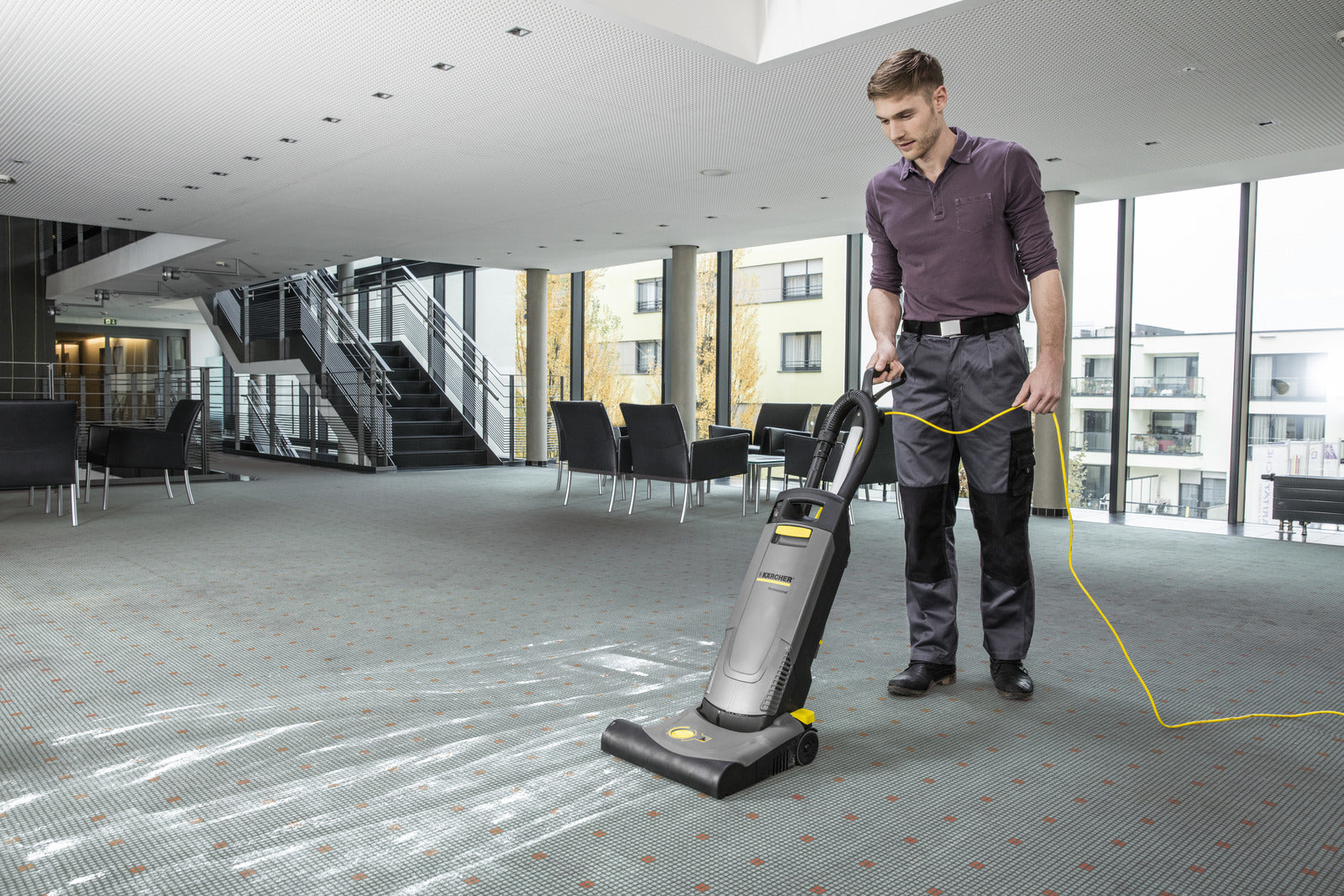 KARCHER Battitappeto Professionale CV 38/2 Adv - Allacciamento elettrico: 220  240 / 50  60 V / Hz - Larghezza di lavoro: 38 cm - Aspirazione: 200 / 20 mbar / kPa