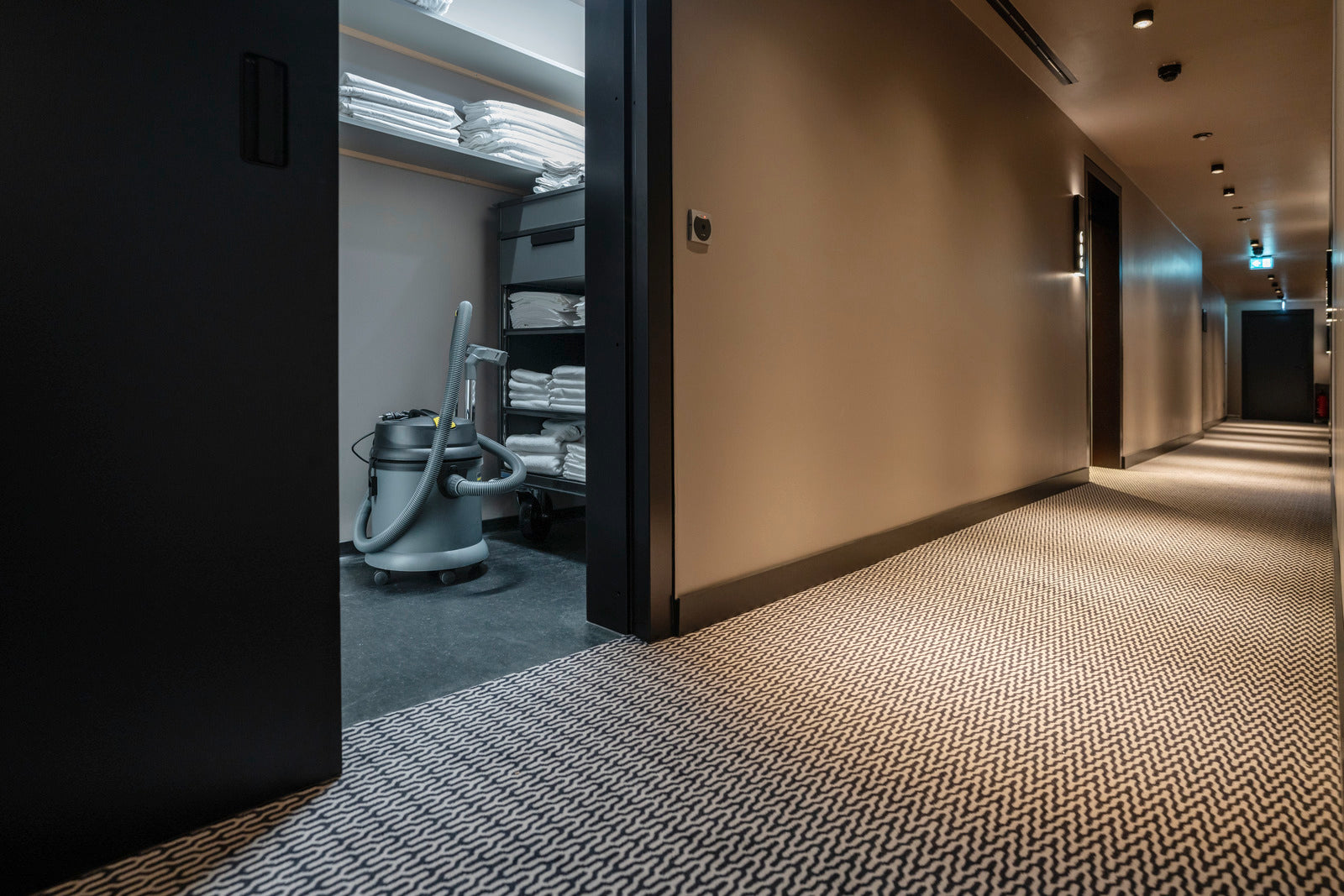 KARCHER Bidone aspiratutto Professionale NT 27/1 - Portata aria: 72 l/s - Aspirazione: 249 / 24.9 mbar / kPa - Capacità del contenitore: 27 l