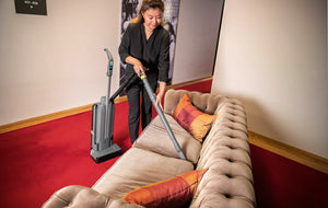 KARCHER Battitappeto Professionale a batteria CV 30/2 Bp *INT - Piattaforma batteria: Piattaforma batteria 36 V  - Aspirazione: 187 / 18.7 mbar / kPa - Portata aria: 34 l/s