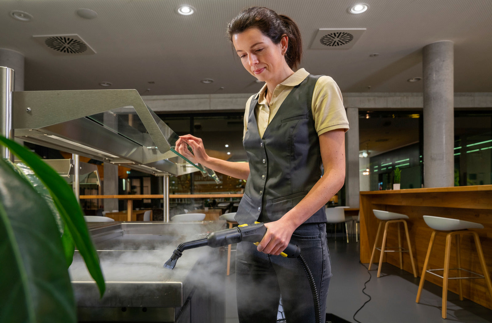 KARCHER Pulitore a vapore Professionale SG 4/2 Classic - Capacità del serbatoio: 0.5 l - Pressione del vapore: max. 4 bar - Temperatura caldaia: max. 145 °C