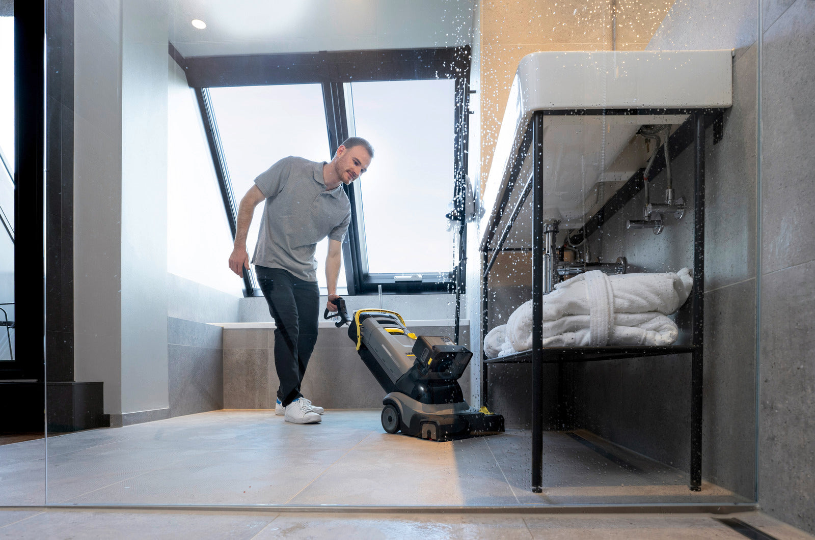 KARCHER Lavapavimenti professionale BR 30/4 C BP Pack - Guida di trazione: Avanzamento tramite rotazione della spazzola  - Ampiezza lavaggio: 300 mm - Ampiezza di lavoro, aspirazione: 300 mm