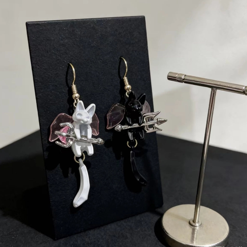 Simpatici orecchini a gancio asimmetrici a forma di orecchie di gattino in bianco e nero, piccoli orecchini a forma di angelo gatto (versione AB).