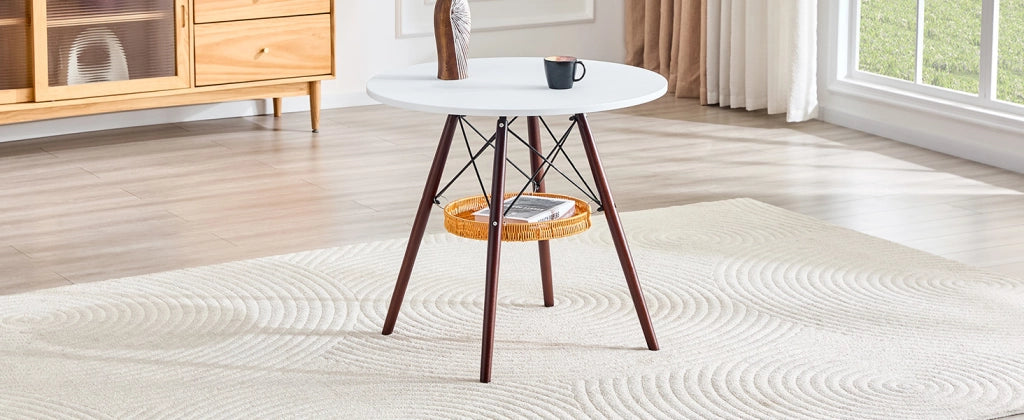 Tavolo rotondo Ø 80 cm con piano bianco, gambe in legno massello e cestello portaoggetti sospeso