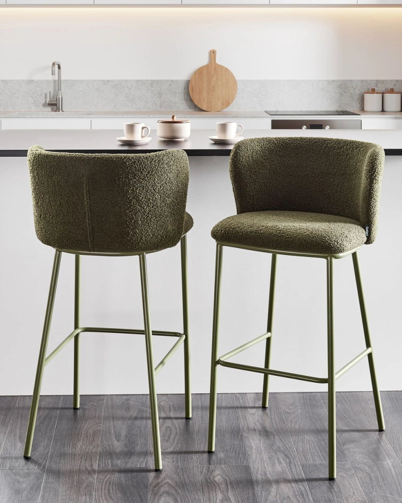 Set di 2 sedie da bar moderne in poliestere verde Schienale curvo Gambe nere Sala da pranzo moderna Cucina