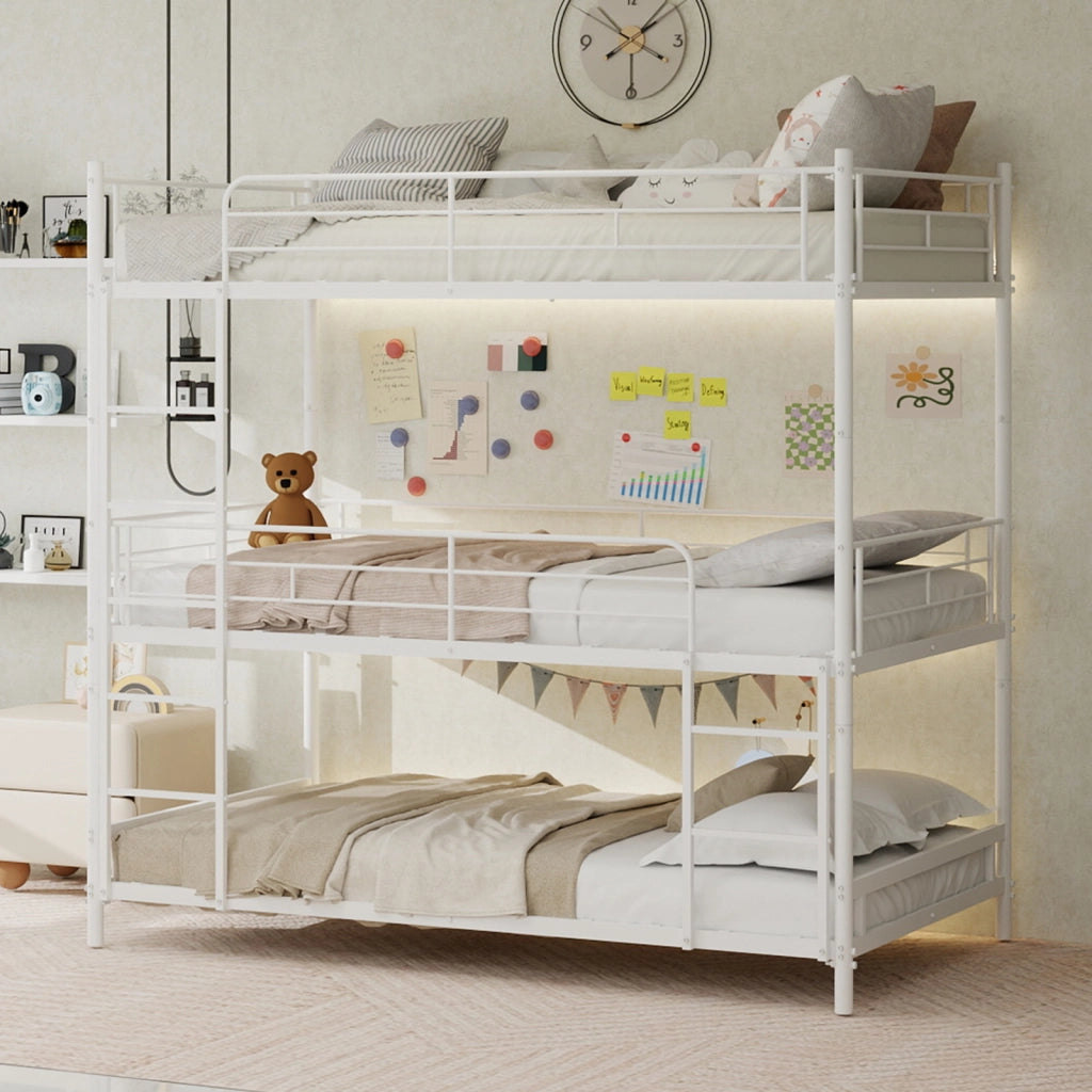 Letto a castello triplo con scala e parapetto continuo in ferro bianco 100x200 cm