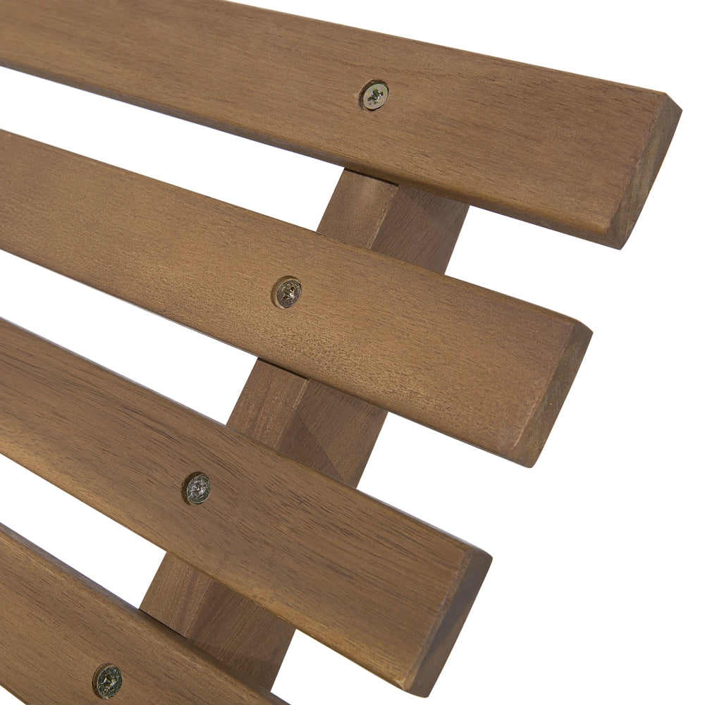 Lettino prendisole a doghe in legno di acacia chiaro con design a dondolo a forma curva con cuscino di seduta blu