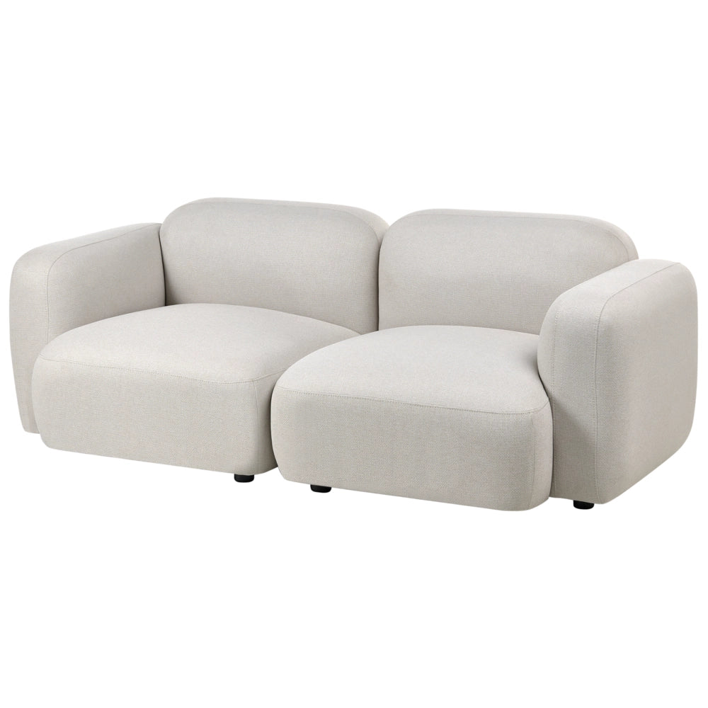 Divano a 3 posti in tessuto beige chiaro con schienale imbottito e gambe in legno anteriori con tappi Soggiorno scandinavo