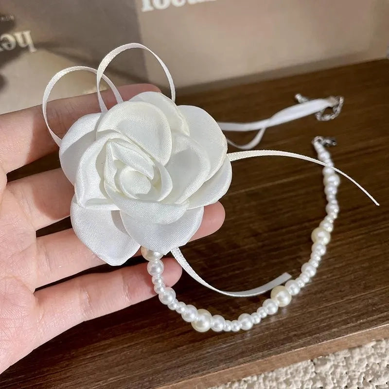 Collana girocollo vintage fatta a mano con rosa bianca, fiocco e perle, regalo di Natale o compleanno.