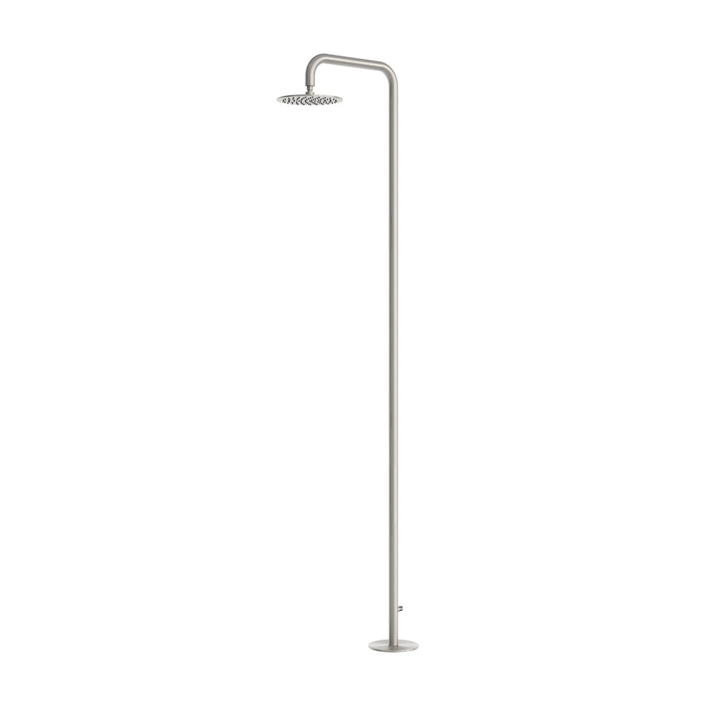 SINED Doccia esterna acciaio inox AISI 316L inox satinato solo acqua fredda predisposta gettoniera attacco posteriore 1-2 soffione Ø 25 cm fissaggio a pavimento DOCCIA-SANTADI-INOX