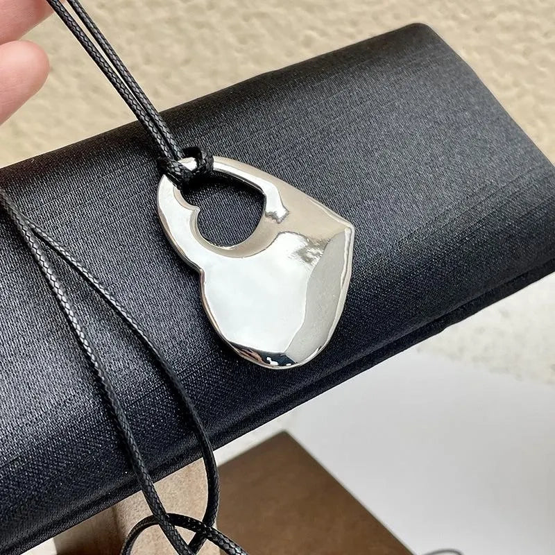 Collana con ciondolo a forma di cuore in argento e corda nera, realizzata a mano, regalo di Natale o compleanno.