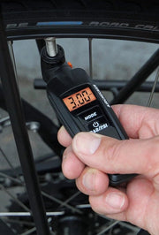 Misuratore di pressione pneumatica per biciclette, alta precisione di misura, connessione AV e SV, display digitale, display illuminato, pulsante per scarico della pressione, nero