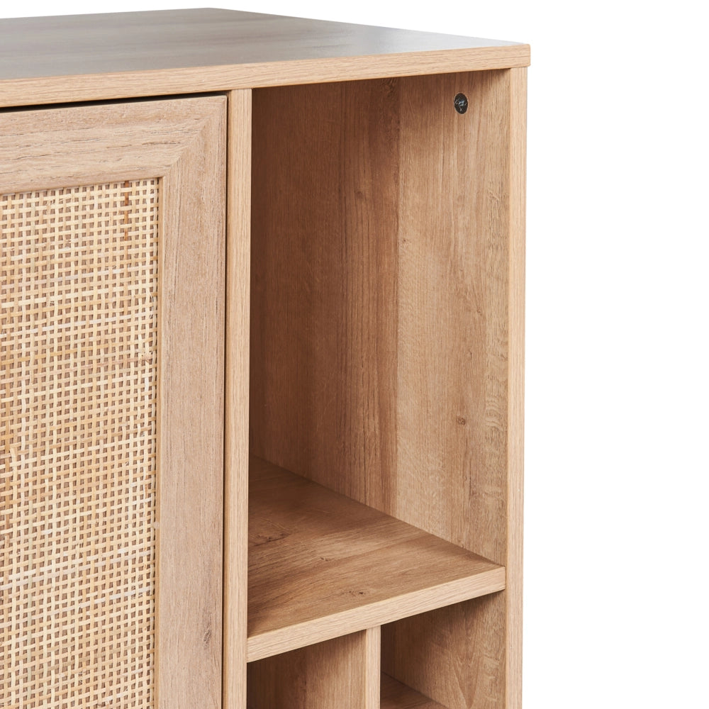 Credenza 2 ante in rattan legno chiaro con ripiano per bottiglie stile boho elegante