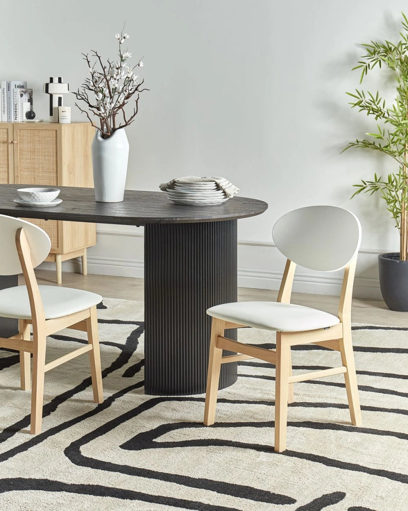 Set di 2 sedie da pranzo Struttura legno chiaro e bianco sporco Seduta in ecopelle Senza braccioli Design scandinavo