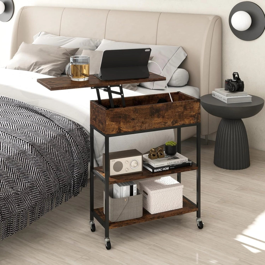 Tavolino con Piano Sollevabile e Stazione di Ricarica, Tavolino Laterale con Ruote Bloccabili, Contenitore Nascosto e Ripiani Aperti, Mobile per Camera da Letto e Soggiorno