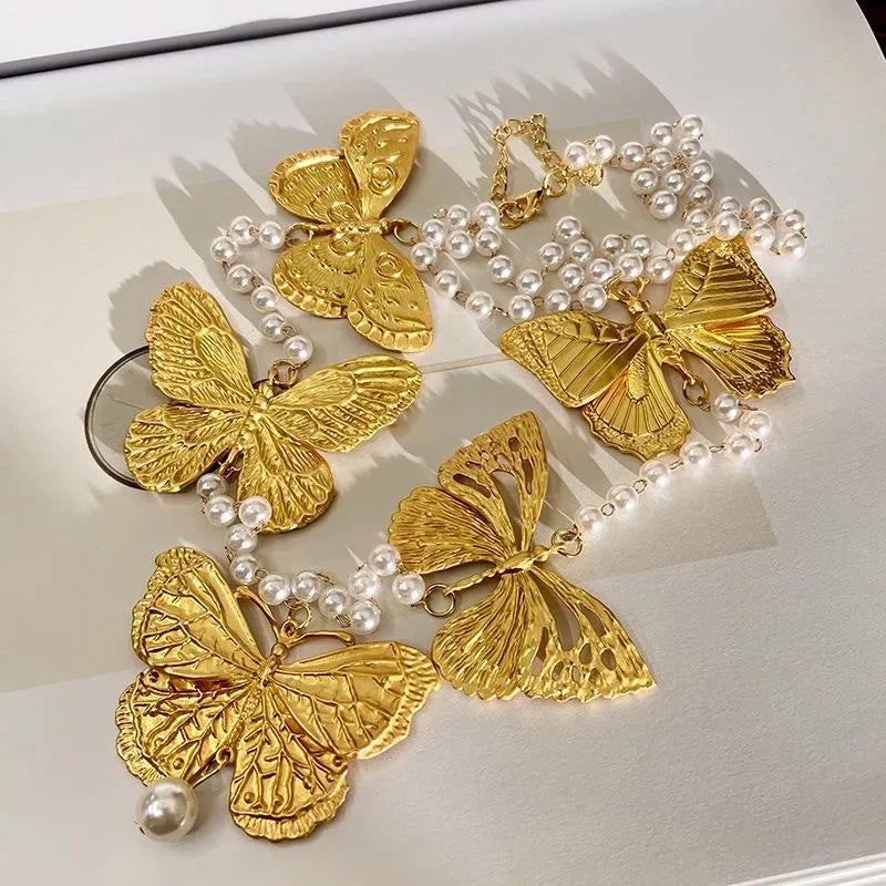 Collana con ciondolo a forma di farfalla dorata, realizzata a mano con perle, regalo di Natale o di compleanno.