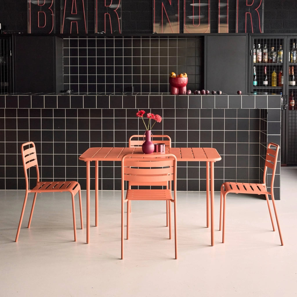 Set tavolo da giardino bistrot in metallo con 4 sedie, 120cm, rosa