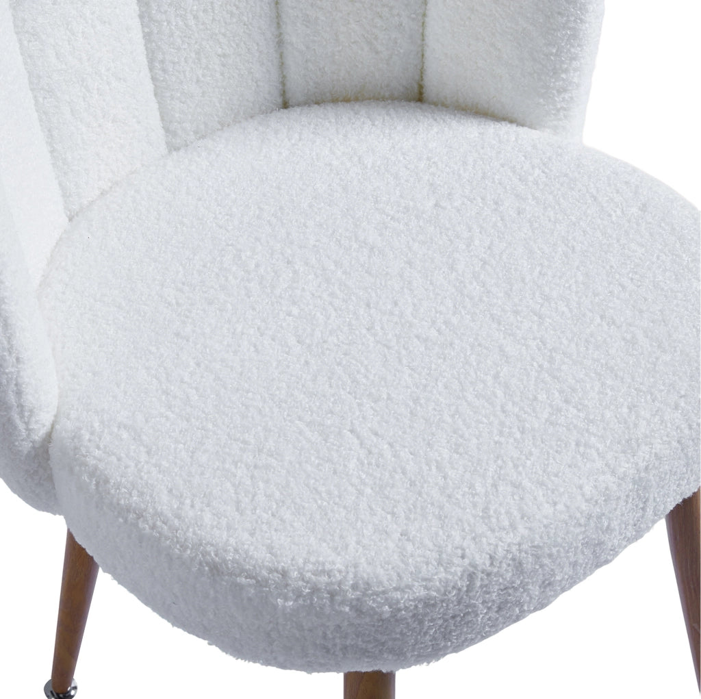 Sedia imbottita bianca in tessuto Teddy con gambe in metallo