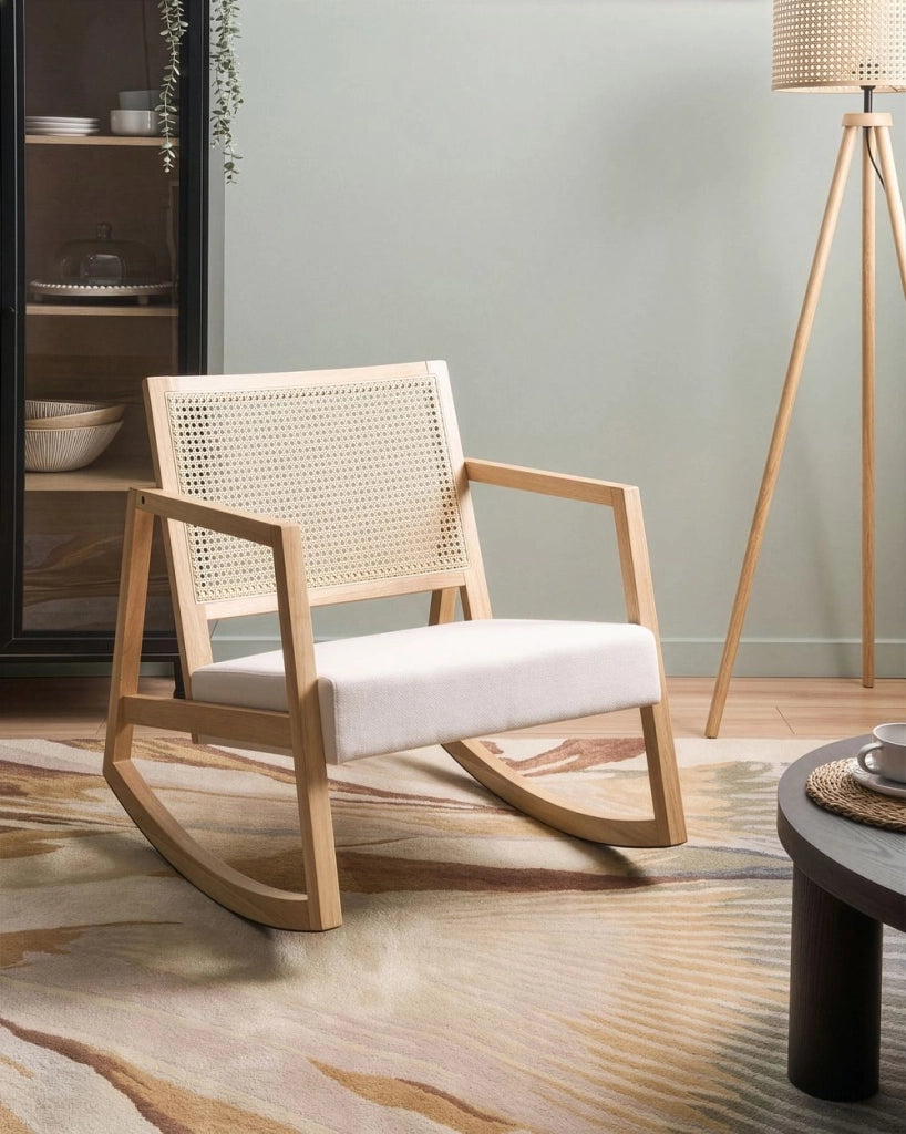 Poltrona a dondolo con rivestimento in tessuto marrone chiaro e beige chiaro schienale intrecciato struttura in legno per salotto e camera da letto
