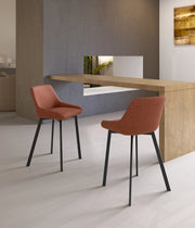 Sgabello da cucina Fox con seduta imbottita in tessuto ruggine e struttura in metallo nero, design moderno ed elegante - Fox