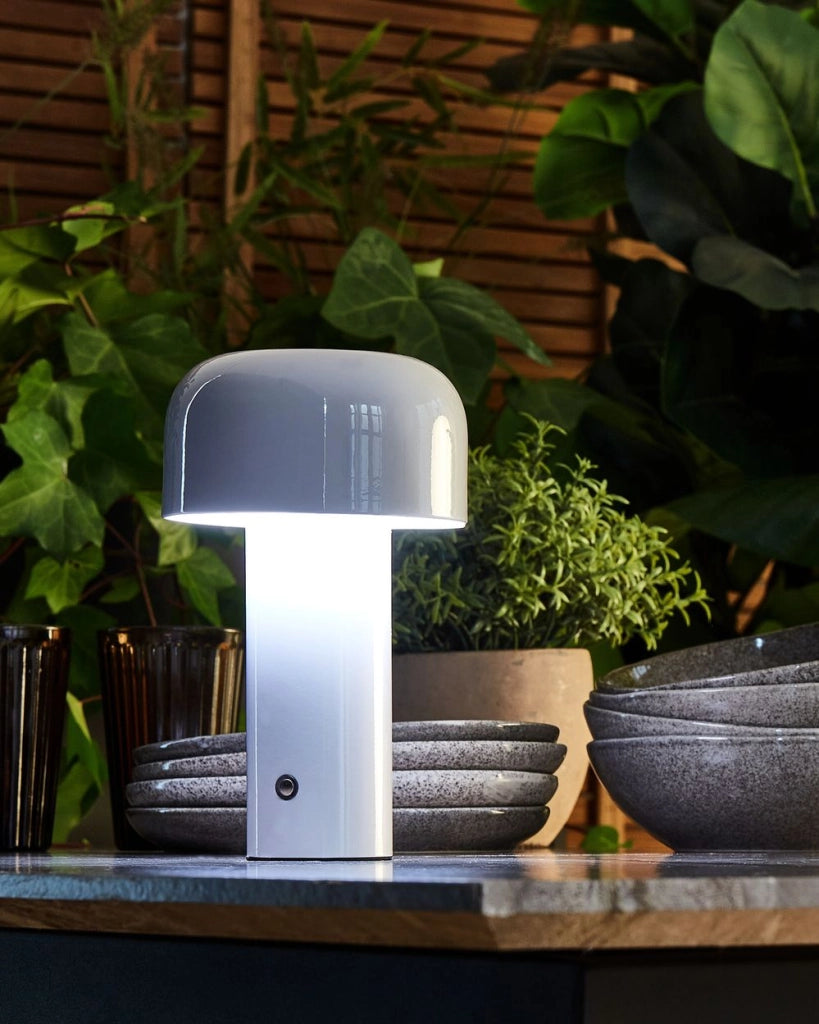 Lampada da tavolo senza fili in ferro bianco per interni e per esterni