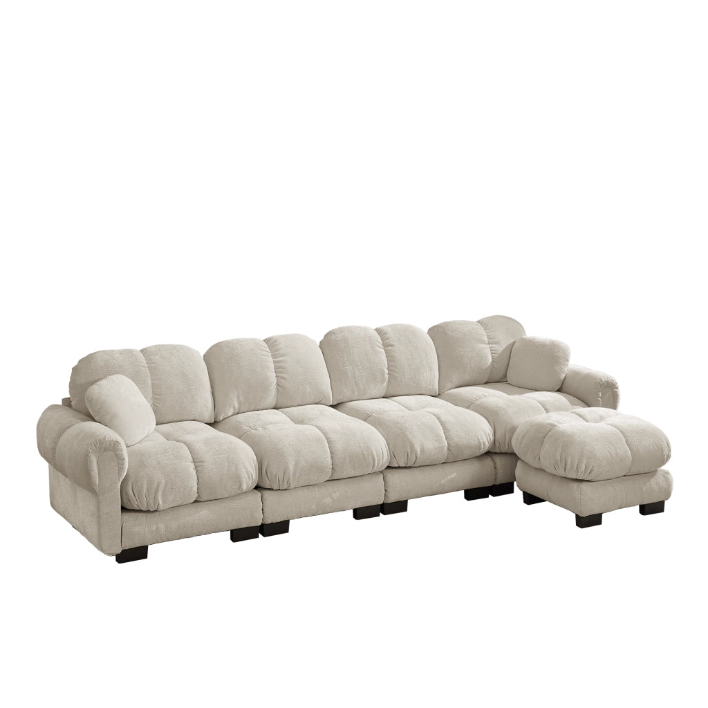 Divano angolare modulare 4 posti con pouf mobile; cuciture trapuntate e schienale curvo in ciniglia beige chiaro