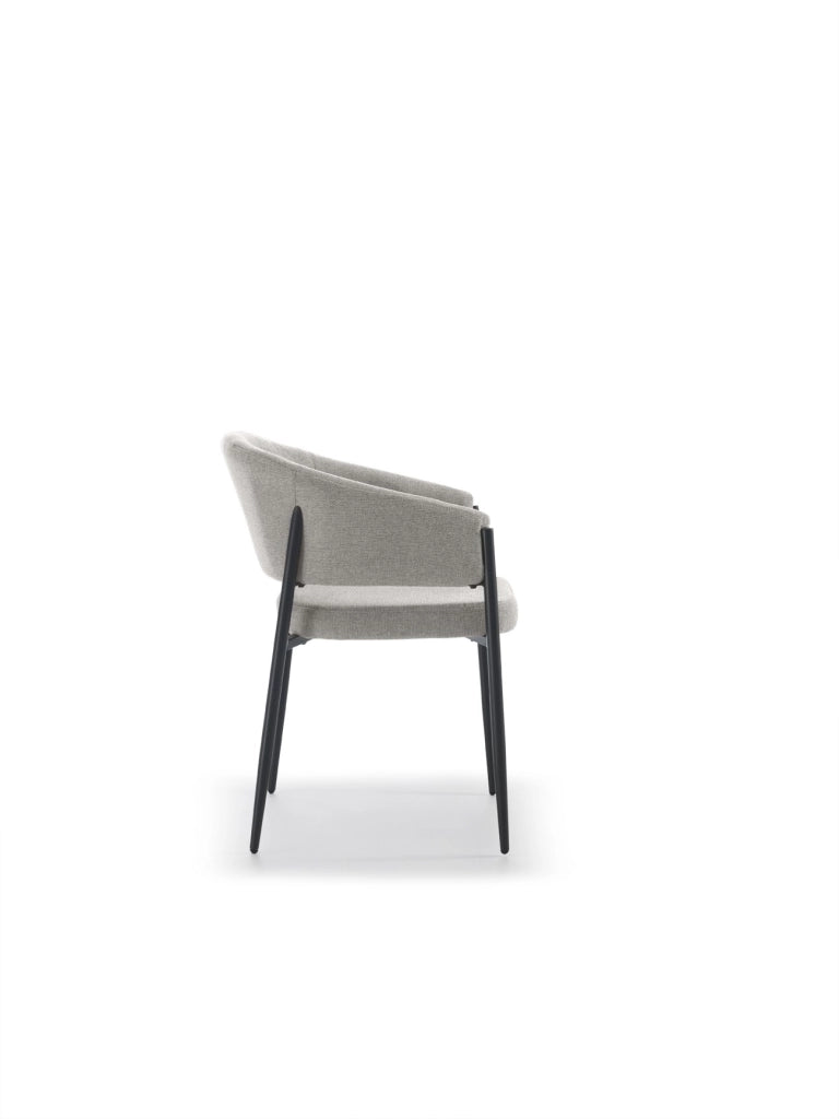 Sedia da interni Maya con braccioli, struttura in metallo antracite e seduta in tessuto Easy-Clean grigio chiaro - Design Elegante