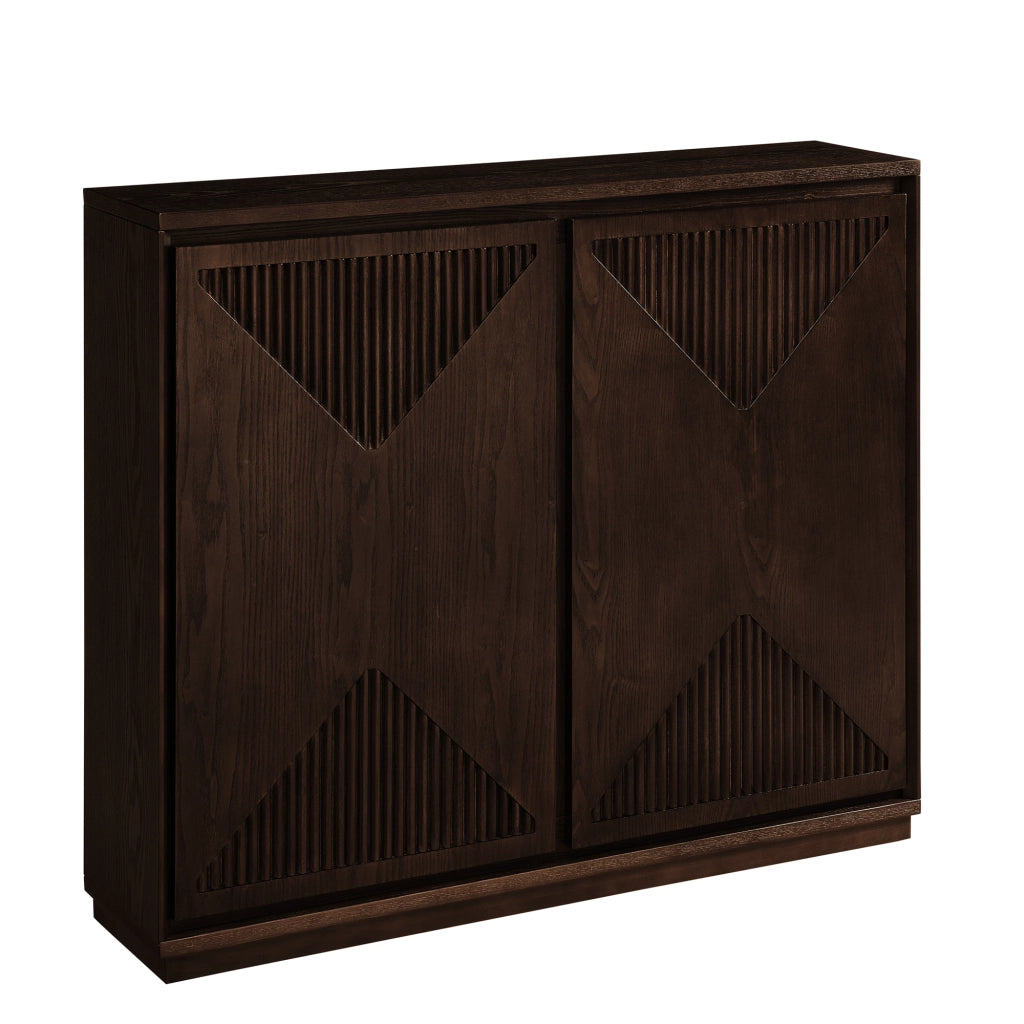 Credenza con ante scanalate a V e aperture per prese in legno e MDF noce