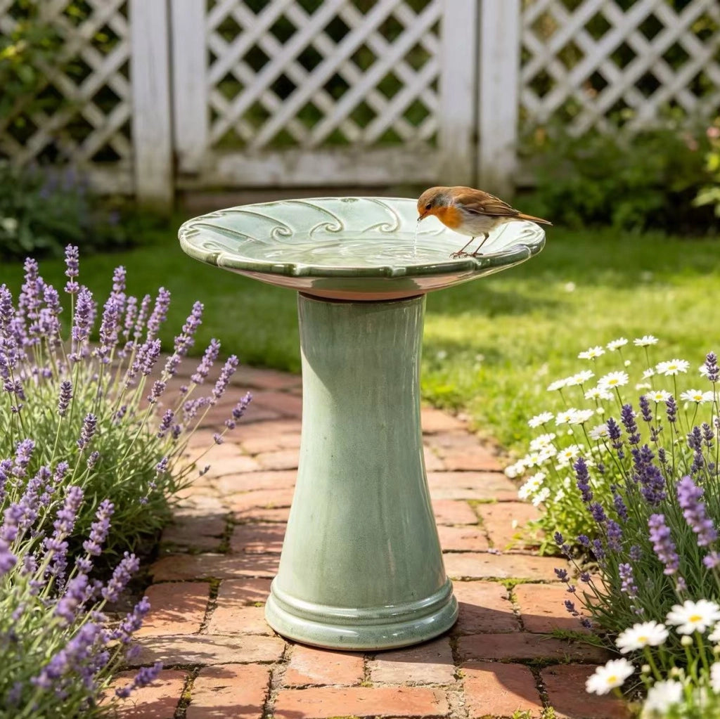 Fontana da giardino in ceramica fatta a mano con vasca ampia e base alta smaltata verde chiaro Ø 43 × 45 cm