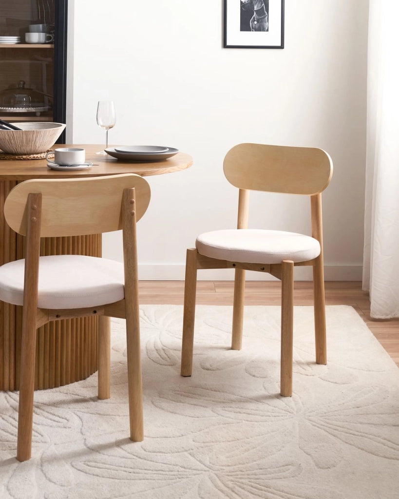 Set di 2 sedie da pranzo in tessuto beige chiaro con struttura in legno di gomma marrone chiaro senza braccioli in stile scandinavo